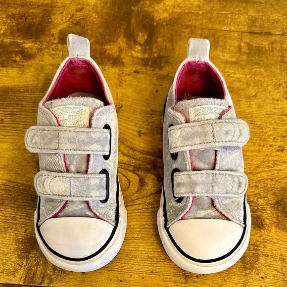 Converse gray/silver size 7 toddler - Picture 2 of 7
